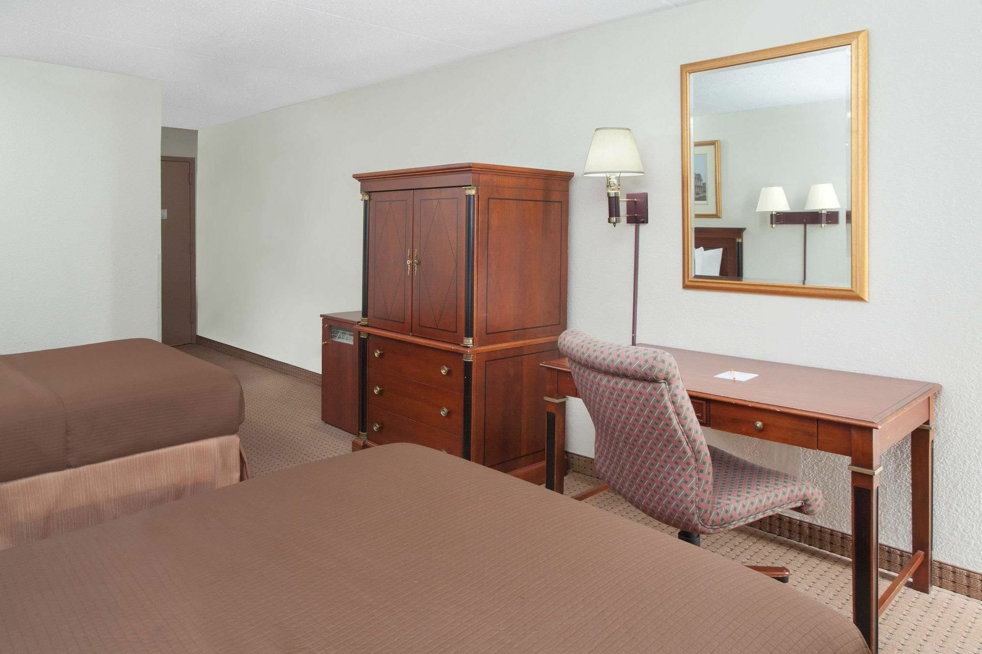 Отель Baymont By Wyndham - Chicago - Addison - O'Hare Экстерьер фото
